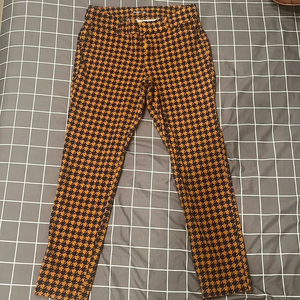 Oldnavy Houndstooth Pixie ankle pants. Size 6. Tan/Navy.